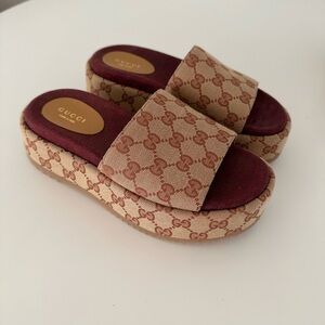 WOMEN’S GUCCI PLATFORM SLIDE SANDAL